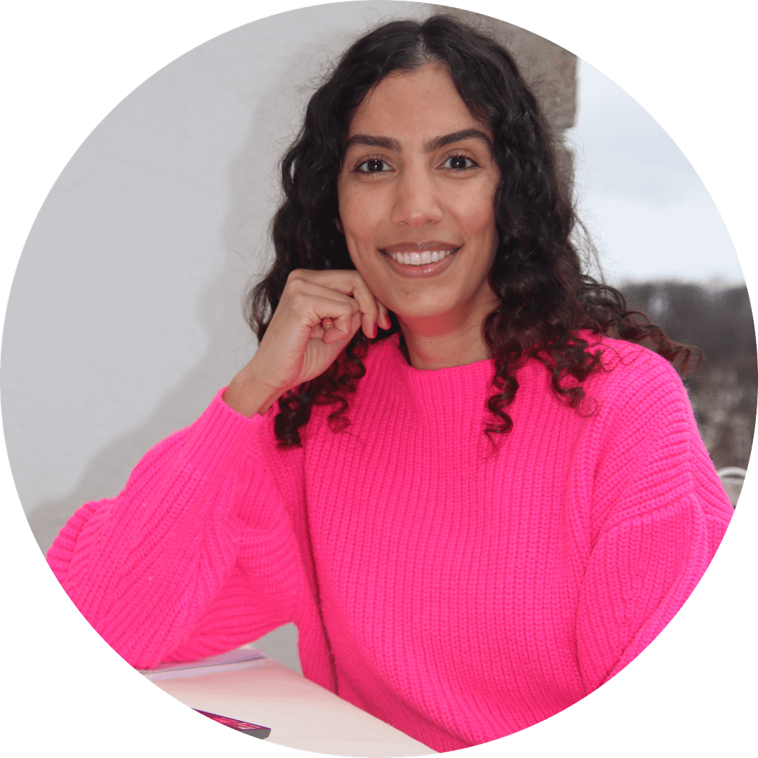 Photo de la page A propos. Ouarda HAMDANI fondatrice de cocooning RH, réalise des bilans de compétences, des coaching professionnels et des accompagnements des particuliers / professionnels afin qu'ils concrétisent leur objectifs.